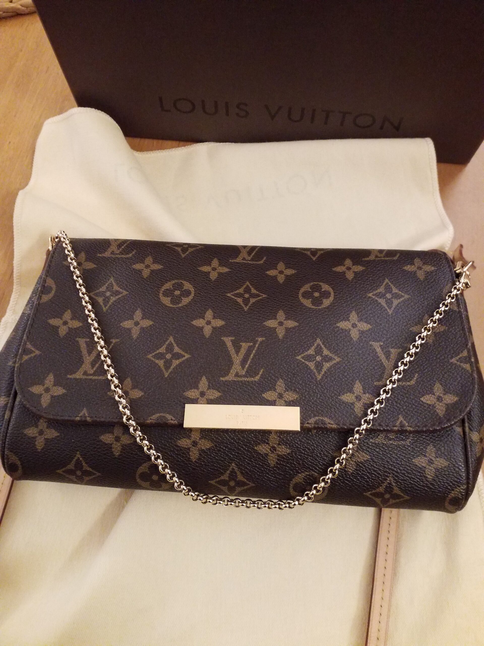 modabox.ec - La Favorite MM de Louis Vuitton es una cartera